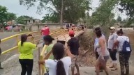 Vecinos de Álamo corren a alcaldesa Lilia Arrieta, le lanzaron lodo
