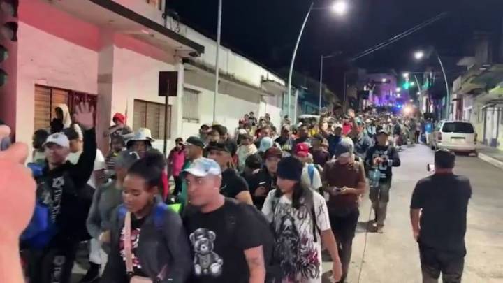 “No queremos ir a EE.UU.”: caravana de migrantes busca establecerse en México, pero la burocracia le pone otro muro