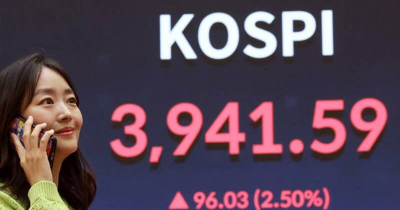 Asian stocks mostly higher on US
