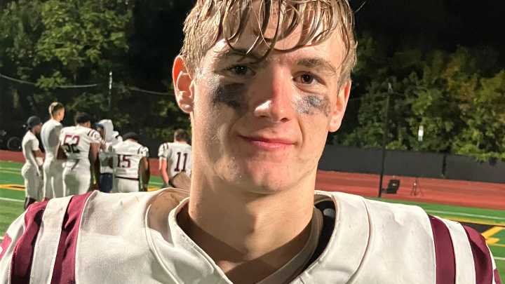 Aquinas linebacker makes stunning play at McQuaid