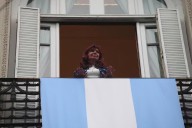 Cristina Kirchner cerró el Día de la Lealtad con un mensaje desde el balcón de San José 1111: “El 26 es Milei o Argentina”