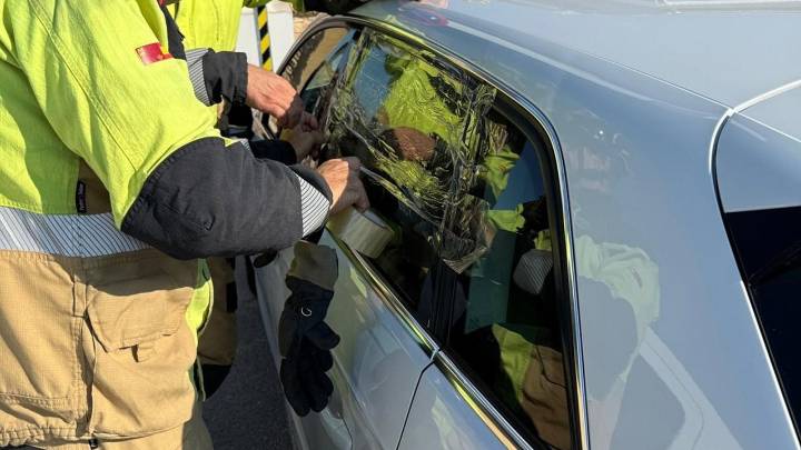 Rescatan en buen estado a una niña de un año encerrada en un turismo en Archena (Región de Murcia)
