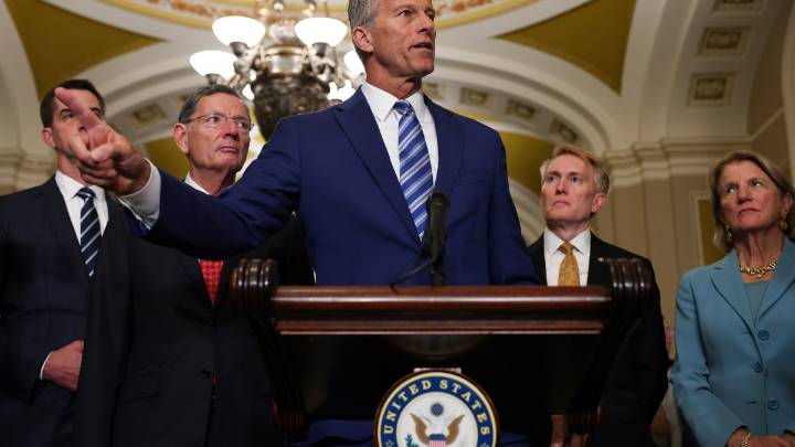 Senate Republicans head to the White House in a show of unity as the shutdown enters 21st day