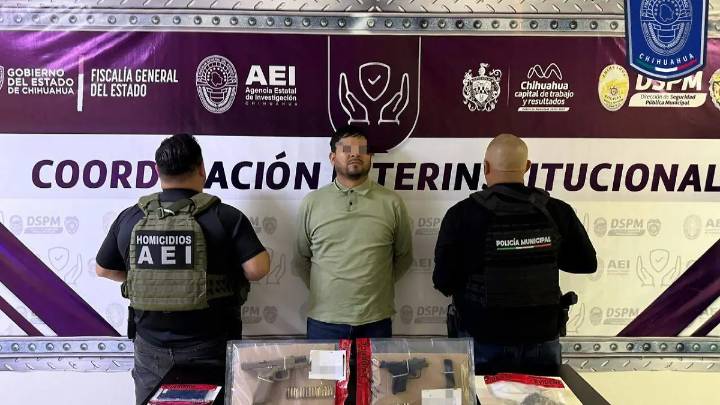 Arrestan AEI y DSPM a individuo en posesión de narcóticos y dos armas de fuego en colonia Saucito