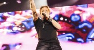 Axl Rose lanza micrófono a baterista durante show en Argentina