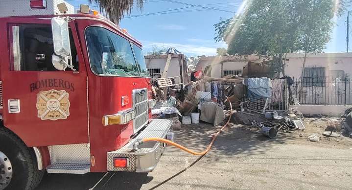 Auxilian vecinos a ciudadano a pagar incendio de basura y desperdicios en casa de El Choyal en Hermosillo