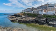 ​El pequeño pueblo medieval de Lugo con casas de colores y esencia marinera