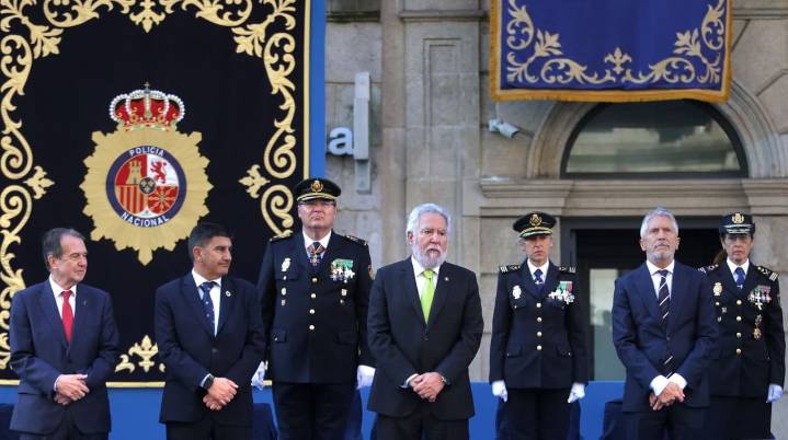 El ministro de Interior condecora al alcalde Abel Caballero en los actos del Día de la Policía en Vigo