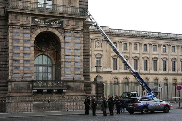 BREAKING NEWS: Thieves in the Temple (Louvre Edition): ohnotheydidnt