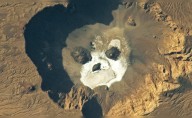 Un astronauta captura la fotografía de una ‘calavera’ que parece mirar hacia el espacio desde el desierto del Sahara