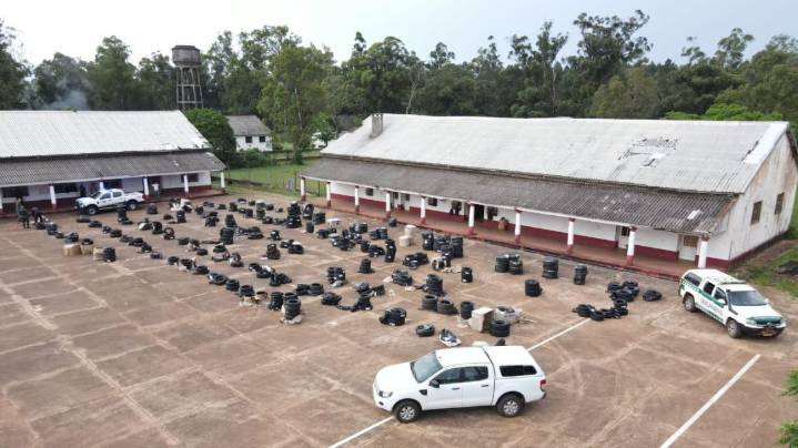 Decomiso millonario en Corrientes: Gendarmería incautó 489 neumáticos y 18 mil paquetes de cigarrillos