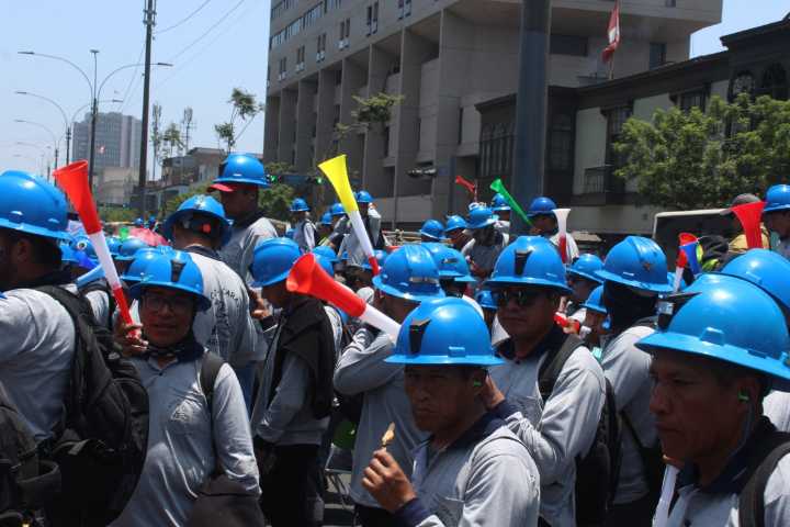 Mineros informales cercaron el Congreso y exigen prórroga del Reinfo por cinco años