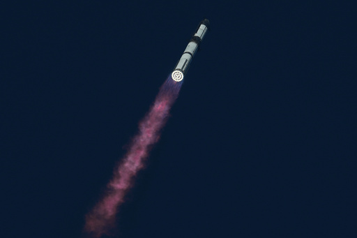 SpaceX lanza el cohete más grande del mundo en un vuelo de prueba exitoso