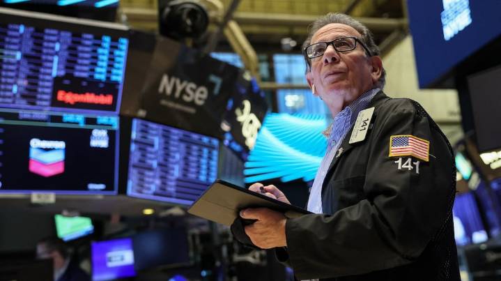 El dólar oficial baja y se vende a $1370 mientras las acciones argentinas en Wall Street suben hasta 10%