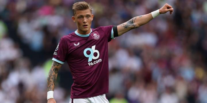 El alarmante presente de Oliver Sonne en el Burnley: postergado por el DT Scott Parker en Premier League y con posibilidades de salir