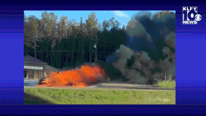 VIDEO: Woman and child escape burning vehicle in Louisiana