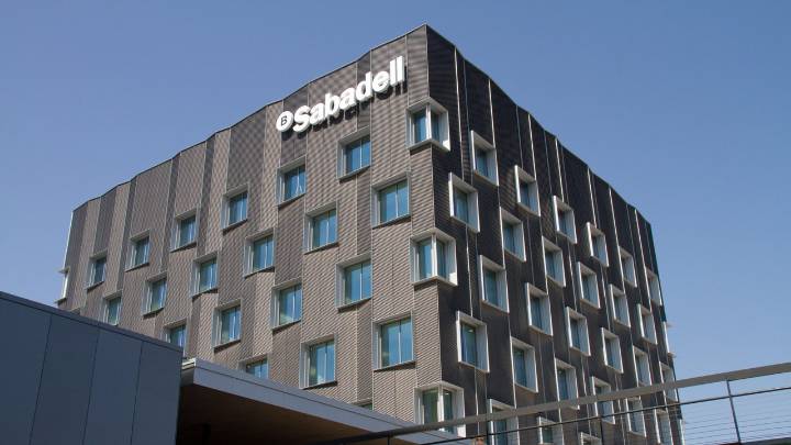El Banco Sabadell avanza que solo un 2,8% de sus accionistas minoristas acepta la OPA del BBVA
