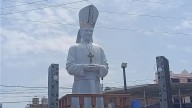 Develan primera estatua en honor al papa León XIV por el 105° aniversario del distrito de Pimentel [FOTOS]