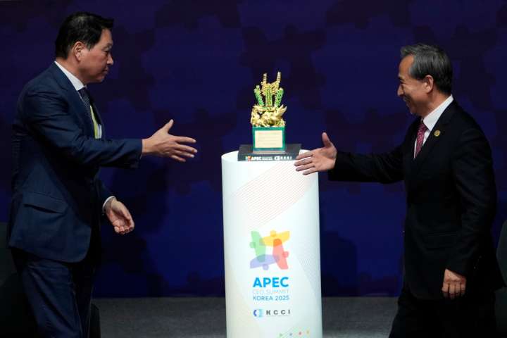 China’s Xi promises to protect free trade at APEC as Trump snubs major summit