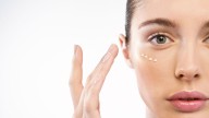 Basta de cremas carísimas: el remedio casero para el contorno de ojos que alivia el ardor y refresca la mirada