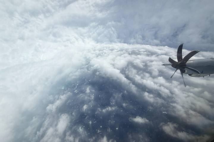 Cazahuracanes de EEUU trabajan sin pago en medio de Melissa ante el cierre del gobierno