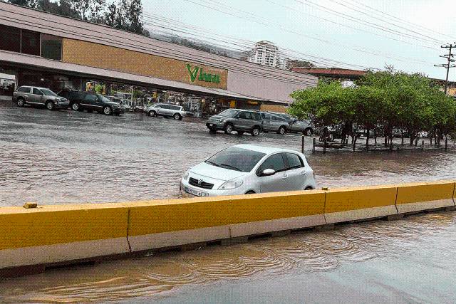 Lluvias provocan anegación total de la Panamericana en la recta de Las Minas y afectan vialidad en Los Teques