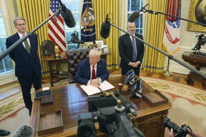 Trump plans aid package for US soybean farmers while seeking trade deal with China