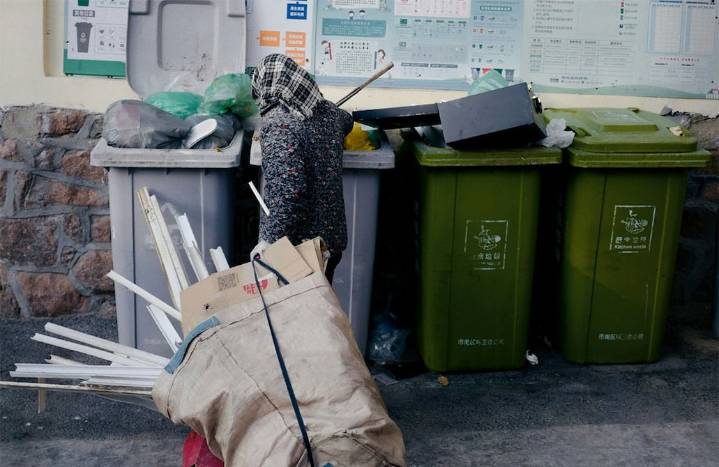 Buceadores de contenedores de basura: la práctica que se populariza en Estados Unidos con motivaciones desde encontrar algo de comer hasta hallar un tesoro