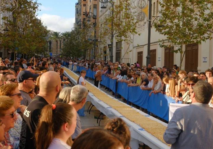 Alicante elige la mejor coca de mollitas en un día para la historia: una gigante de 108 metros