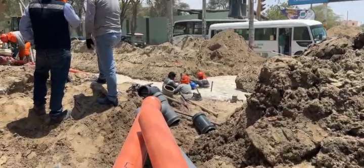 Moradores de San José y Consuelo de Velasco exigen pronta solución a rotura de tubería en la avenida Gulman