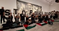 Militantes pro Palestina hacen una sentada frente al 'Guernica' de Picasso, lo que obliga a desalojar la sala