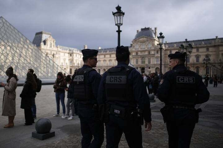 Paris police acknowledge major gaps in Louvre’s defenses after jewel theft