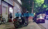 Tenso operativo en un hotel de La Plata: un hombre drogado se atrincheró, fue reducido e internado