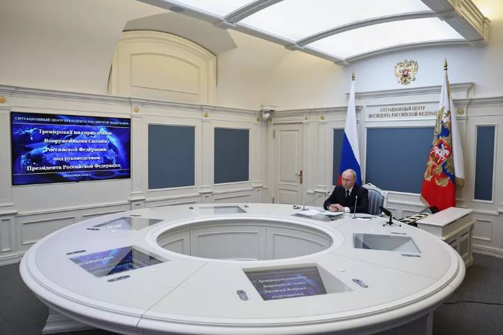 Putin dirige ejercicios de fuerzas nucleares rusas mientras se pospone su cumbre con Trump