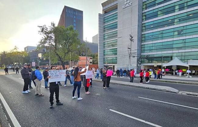 Trabajadores del SAT protestan por condiciones laborales