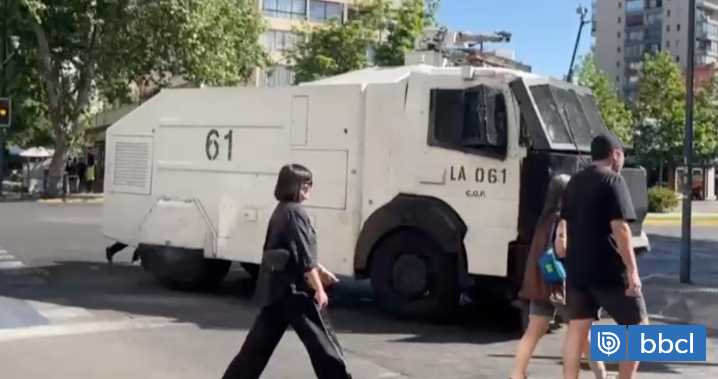 Overoles blancos realizan nuevos incidentes con bomba molotov afuera del Liceo Lastarria