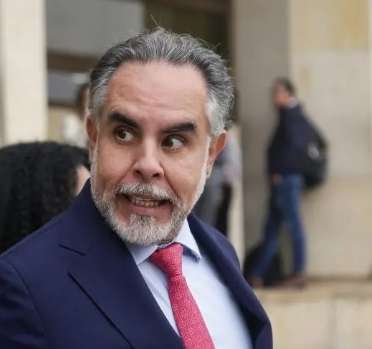 Crece la polémica por deuda no declarada del ministro Armando Benedetti con contratista del Estado