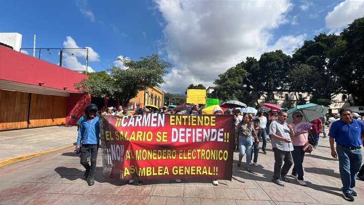 Burócratas marchan en Oaxaca de Juárez contra retención de ISR por parte de Finanzas y Decreto 24