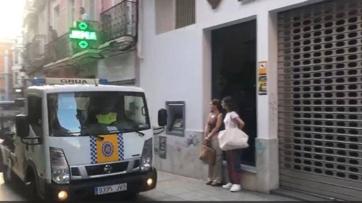 La grúa municipal participa en el rescate de una mujer que sufre un accidente en la calle Moret de Cáceres