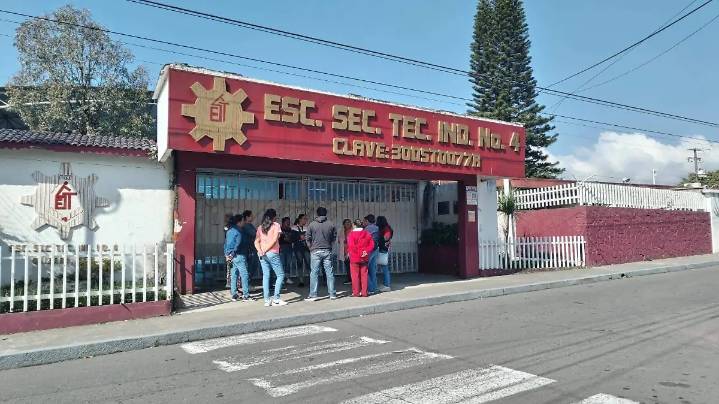 Padres de familia de la Secundaria Técnica 4 piden sanción para quien metió cartuchos a la escuela