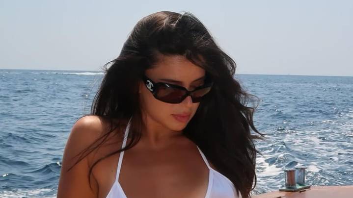 Desde Ibiza, Nathy Peluso deslumbró en microbikini triángulo y anteojos Chanel