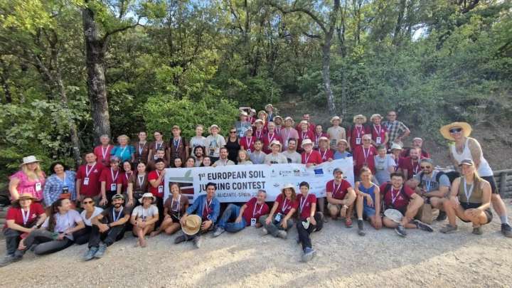 Los parques naturales de la Font Roja y la Sierra de Mariola acogen un curso de análisis de suelo
