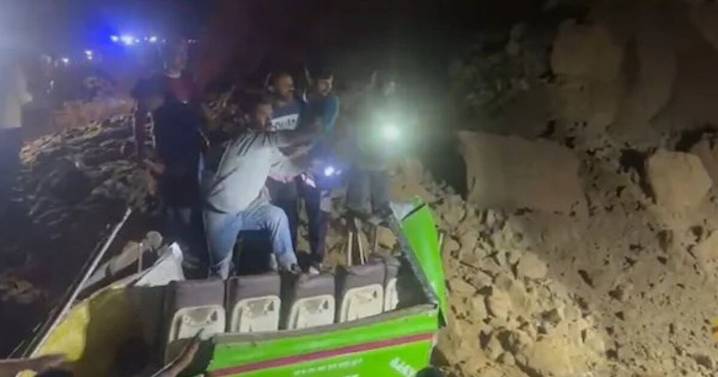 Deslave aplasta autobús y deja 15 muertos tras lluvias torrenciales en la India