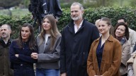 Sidra, embutidos, bolos y una petición fuera de la agenda oficial: así ha sido la visita de los Reyes y sus hijos a Valdesoto, Pueblo Ejemplar de Asturias 2025