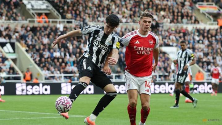 Newcastle's Livramento ruled out for eight weeks, says Howe