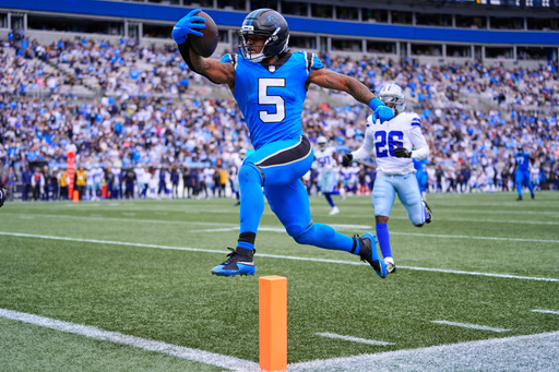 Dowdle logra 239 yardas ante su exequipo; Panthers vencen a Cowboys con gol de campo al final