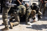Policías de EU desatan balacera al ser embestidos por 10 vehículos; mujer portaba arma semiautomática: Noem