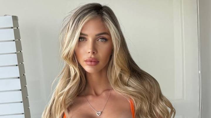 Romina Malaspina dejó ver su lencería bordada debajo de un clásico saco gris