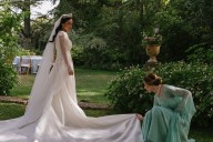 La novia de los plisados que triunfó con su diseño clásico de inspiración medieval