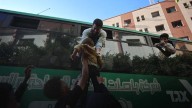 Como volver a nacer, los palestinos liberados de prisión por Israel con sus familias